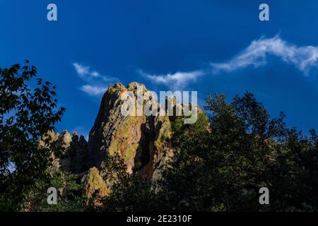 Dramatische Chiricahua Berge vom Cave Creek Canyon im Coronado National Forest, Arizona, USA Stockfoto