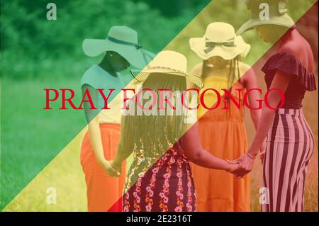 Betet für die Republik Kongo. Gruppe von vier afrikanischen Frauen, die Hände halten und beten. Konzept der Krise in Afrika Land. Stockfoto