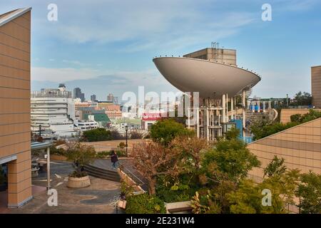 Osaka, Japan - 24. Dezember 2017: Grüne Terrasse Dachgärten Namba Parks Büro-und Einkaufszentrum in Namba Nichome, Naniwaku, Osaka, Japan Stockfoto