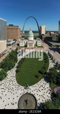 Über einen gepflegten Park und die Gebäude und Sehenswürdigkeiten Wie der Gateway Arch Flussufer im Hintergrund Stockfoto