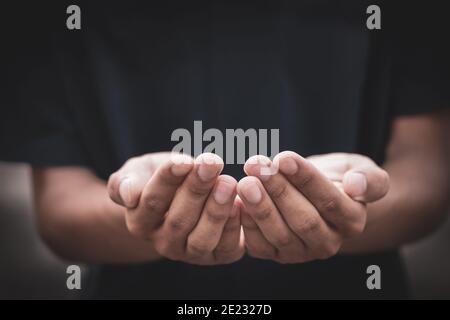 Menschen öffnen die Hände. Halten, Geben, das Konzept zeigen. Männliche Hände, als ob sie etwas halten. Stockfoto