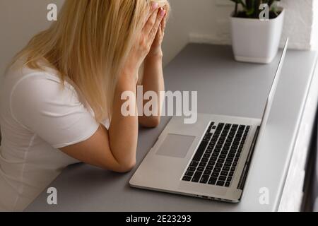 Geschäftsfrau in schlechter Stimmung gescheitert und hat Problem, während der Arbeit mit dem Laptop im Café. Kopfschmerzen haben. Stockfoto