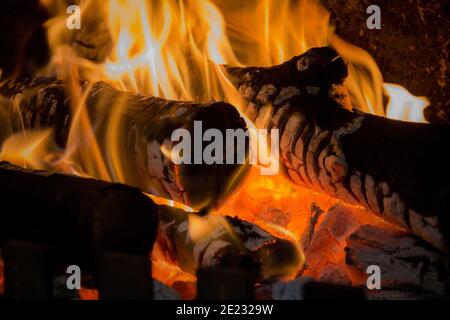 Gelber und orangefarbener Feuerball, der den schwarzen Hintergrund aufheizt. Stockfoto