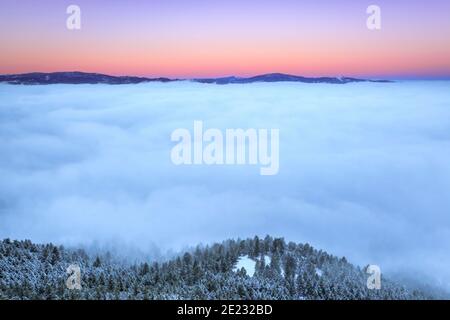 Nebel über dem helena Tal im Winter vom Mount helena Stadtpark in helena, montana aus gesehen Stockfoto