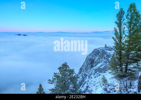 Nebel über dem helena Tal im Winter vom Mount helena Stadtpark in helena, montana aus gesehen Stockfoto