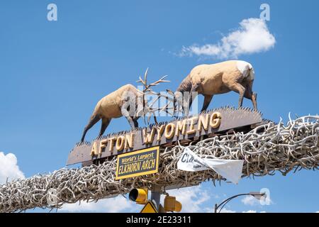 Afton, Wyoming - 6. August 2020: Berühmter Elchgeweih-Bogen in der Innenstadt der Stadt im Star Valley von Wyoming Stockfoto