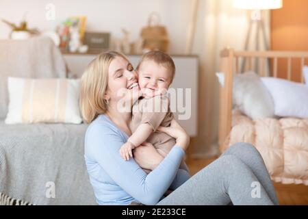 Liebevolle Mutter Bonding mit ihrem kleinen niedlichen Kind zu Hause Stockfoto