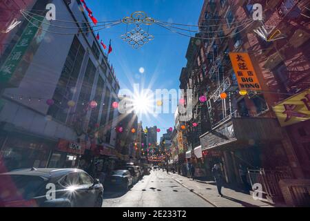 Chinatown ist mit Papierlaternen für das chinesische Neujahr 2021 in NYC dekoriert. Stockfoto