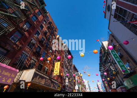 Chinatown ist mit Papierlaternen für das chinesische Neujahr 2021 in NYC dekoriert. Stockfoto