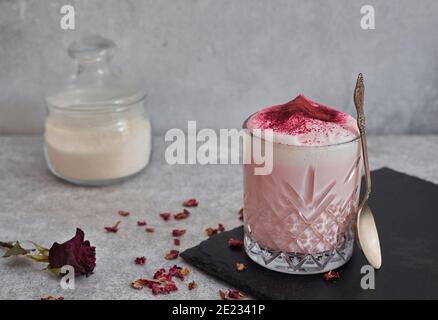 Rosa Matcha mit Latte-Schaum in Glas Stockfoto