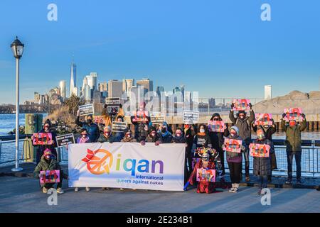 USA. Januar 2021. Aktivisten der in New York ansässigen direkten Aktionsgruppe Rise and Resist und der Internationalen Kampagne zur Abschaffung von Atomwaffen (ICAN) gingen auf die Straße, um am 22. Januar das Inkrafttreten des Vertrags über das Verbot von Atomwaffen bekannt zu geben. 2021 indem Sie beleuchtete Buchstaben halten, die #NUCLEARBAN vor den ikonischen New Yorker Landschaften lesen. (Foto von Erik McGregor/Sipa USA) Quelle: SIPA USA/Alamy Live News Stockfoto