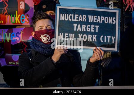 USA. Januar 2021. Aktivisten der in New York ansässigen direkten Aktionsgruppe Rise and Resist und der Internationalen Kampagne zur Abschaffung von Atomwaffen (ICAN) gingen auf die Straße, um am 22. Januar das Inkrafttreten des Vertrags über das Verbot von Atomwaffen bekannt zu geben. 2021 indem Sie beleuchtete Buchstaben halten, die #NUCLEARBAN vor den ikonischen New Yorker Landschaften lesen. (Foto von Erik McGregor/Sipa USA) Quelle: SIPA USA/Alamy Live News Stockfoto