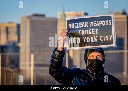 USA. Januar 2021. Aktivisten der in New York ansässigen direkten Aktionsgruppe Rise and Resist und der Internationalen Kampagne zur Abschaffung von Atomwaffen (ICAN) gingen auf die Straße, um am 22. Januar das Inkrafttreten des Vertrags über das Verbot von Atomwaffen bekannt zu geben. 2021 indem Sie beleuchtete Buchstaben halten, die #NUCLEARBAN vor den ikonischen New Yorker Landschaften lesen. (Foto von Erik McGregor/Sipa USA) Quelle: SIPA USA/Alamy Live News Stockfoto