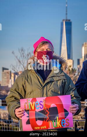 USA. Januar 2021. Aktivisten der in New York ansässigen direkten Aktionsgruppe Rise and Resist und der Internationalen Kampagne zur Abschaffung von Atomwaffen (ICAN) gingen auf die Straße, um am 22. Januar das Inkrafttreten des Vertrags über das Verbot von Atomwaffen bekannt zu geben. 2021 indem Sie beleuchtete Buchstaben halten, die #NUCLEARBAN vor den ikonischen New Yorker Landschaften lesen. (Foto von Erik McGregor/Sipa USA) Quelle: SIPA USA/Alamy Live News Stockfoto