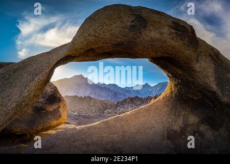 Mobius Arch, Alabama Hills, und Schnee auf Sierra Nevada Mountain Range, Kalifornien, USA Stockfoto