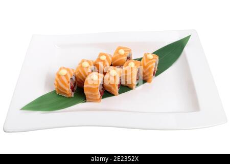 Maki Sushi philadelphia arrangiert auf einem grünen Blatt. Isoliert auf weißem Hintergrund. Nahaufnahme. Stockfoto