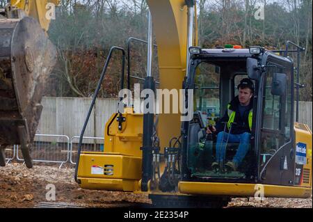 Beaconsfield, Buckinghamshire, Großbritannien. Januar 2021. Die Bauarbeiten an der A40 in Beaconsfield für ein neues medizinisches Zentrum und eine Apotheke haben begonnen. Es gibt Forderungen nach Beendigung der Bauarbeiten während der letzten Covid-19-Sperre, da Bauarbeiter oft von außerhalb des Gebiets reisen und es Bedenken gibt, dass sie Gefahr laufen könnten, Covid-19 an lokale Gemeinden zu übertragen, wenn sie lokale Geschäfte usw. nutzen.Quelle: Maureen McLean/Alamy Live News Stockfoto