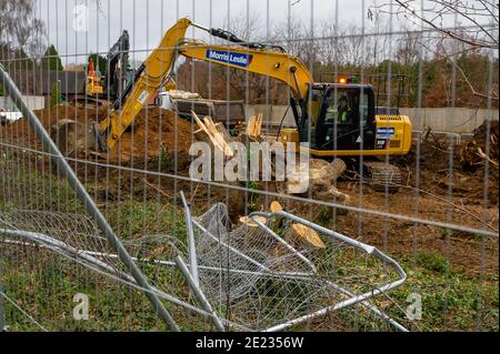 Beaconsfield, Buckinghamshire, Großbritannien. Januar 2021. Die Bauarbeiten an der A40 in Beaconsfield für ein neues medizinisches Zentrum und eine Apotheke haben begonnen. Es gibt Forderungen nach Beendigung der Bauarbeiten während der letzten Covid-19-Sperre, da Bauarbeiter oft von außerhalb des Gebiets reisen und es Bedenken gibt, dass sie Gefahr laufen könnten, Covid-19 an lokale Gemeinden zu übertragen, wenn sie lokale Geschäfte usw. nutzen.Quelle: Maureen McLean/Alamy Live News Stockfoto