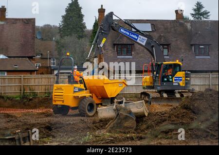 Beaconsfield, Buckinghamshire, Großbritannien. Januar 2021. Die Bauarbeiten an der A40 in Beaconsfield für ein neues medizinisches Zentrum und eine Apotheke haben begonnen. Es gibt Forderungen nach Beendigung der Bauarbeiten während der letzten Covid-19-Sperre, da Bauarbeiter oft von außerhalb des Gebiets reisen und es Bedenken gibt, dass sie Gefahr laufen könnten, Covid-19 an lokale Gemeinden zu übertragen, wenn sie lokale Geschäfte usw. nutzen.Quelle: Maureen McLean/Alamy Live News Stockfoto