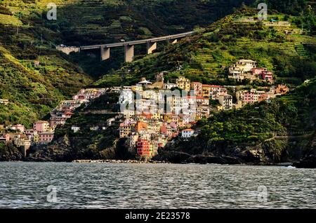 Cinque Terre : Riomaggiore Blick vom Meer Stockfoto