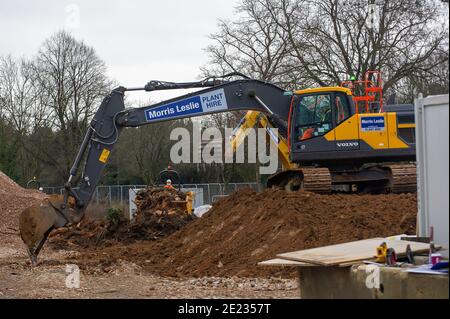 Beaconsfield, Buckinghamshire, Großbritannien. Januar 2021. Die Bauarbeiten an der A40 in Beaconsfield für ein neues medizinisches Zentrum und eine Apotheke haben begonnen. Es gibt Forderungen nach Beendigung der Bauarbeiten während der letzten Covid-19-Sperre, da Bauarbeiter oft von außerhalb des Gebiets reisen und es Bedenken gibt, dass sie Gefahr laufen könnten, Covid-19 an lokale Gemeinden zu übertragen, wenn sie lokale Geschäfte usw. nutzen.Quelle: Maureen McLean/Alamy Live News Stockfoto