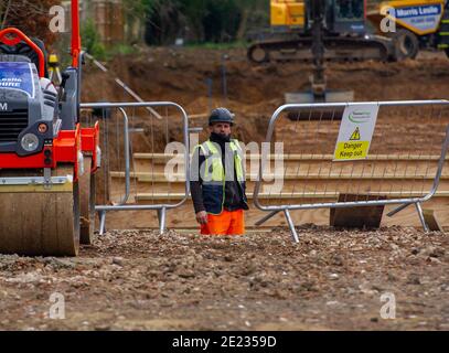 Beaconsfield, Buckinghamshire, Großbritannien. Januar 2021. Die Bauarbeiten an der A40 in Beaconsfield für ein neues medizinisches Zentrum und eine Apotheke haben begonnen. Es gibt Forderungen nach Beendigung der Bauarbeiten während der letzten Covid-19-Sperre, da Bauarbeiter oft von außerhalb des Gebiets reisen und es Bedenken gibt, dass sie Gefahr laufen könnten, Covid-19 an lokale Gemeinden zu übertragen, wenn sie lokale Geschäfte usw. nutzen.Quelle: Maureen McLean/Alamy Live News Stockfoto