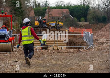 Beaconsfield, Buckinghamshire, Großbritannien. Januar 2021. Die Bauarbeiten an der A40 in Beaconsfield für ein neues medizinisches Zentrum und eine Apotheke haben begonnen. Es gibt Forderungen nach Beendigung der Bauarbeiten während der letzten Covid-19-Sperre, da Bauarbeiter oft von außerhalb des Gebiets reisen und es Bedenken gibt, dass sie Gefahr laufen könnten, Covid-19 an lokale Gemeinden zu übertragen, wenn sie lokale Geschäfte usw. nutzen.Quelle: Maureen McLean/Alamy Live News Stockfoto