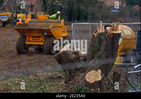 Beaconsfield, Buckinghamshire, Großbritannien. Januar 2021. Die Bauarbeiten an der A40 in Beaconsfield für ein neues medizinisches Zentrum und eine Apotheke haben begonnen. Es gibt Forderungen nach Beendigung der Bauarbeiten während der letzten Covid-19-Sperre, da Bauarbeiter oft von außerhalb des Gebiets reisen und es Bedenken gibt, dass sie Gefahr laufen könnten, Covid-19 an lokale Gemeinden zu übertragen, wenn sie lokale Geschäfte usw. nutzen.Quelle: Maureen McLean/Alamy Live News Stockfoto