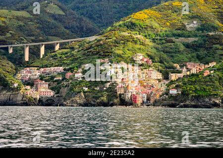 Cinque Terre : Riomaggiore Blick vom Meer Stockfoto