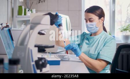 Der Chemiker mischte die Chemikalien, um antiretrovirale Medikamente im Labor zu finden. Entwickler potenzieller Medikamente und Impfstoffe gegen COVID-19. Stockfoto