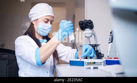 Der Chemiker mischte die Chemikalien, um antiretrovirale Medikamente im Labor zu finden. Entwickler potenzieller Medikamente und Impfstoffe gegen COVID-19. Stockfoto