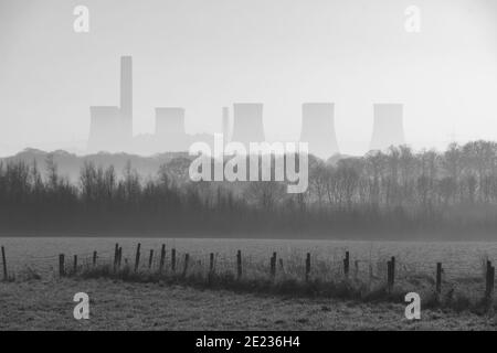 Fiddlers Ferry Kraftwerk in Nebel Blick von Clockface Country Parken Stockfoto