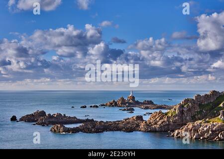 Bild von Corbiere mit Klippen und Meer mit bewölktem Himmel. Jersey, Kanalinseln Stockfoto
