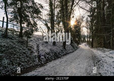 Wanderung durch die verschneite Schlucht bei Schmalegg bei Ravensburg in Oberschwaben Stockfoto