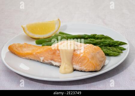 Gegrillter Lachs mit Spargel und Zitronensaft Stockfoto