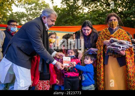 Die Präsidentin der BJP Delhi Unit, Adesh Kumar Gupta übergibt den kleinen Mädchen die Passbücher von Sukanya Samriddhi Yojana.Sukanya Samriddhi Yojana (SSY) ist ein kleines Einlagensystem für das Mädchen Kind, das im Rahmen der Kampagne "Beti Bachao Beti Padhao" gestartet wurde. Diese Regelung hat sich aufgrund seiner Einkommensteuerleistung populär geworden. Zweck der Regelung ist die finanzielle Unterstützung für die Hochschulbildung oder die Ehe der Tochter. Veranstaltung organisiert von Delhi BJP Women Wing. Stockfoto