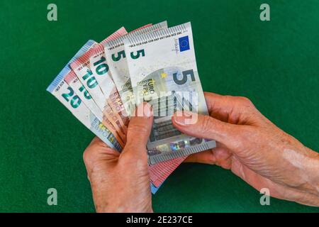 Symbolfoto, Rente, Seniorin, Haende, Geld Stockfoto