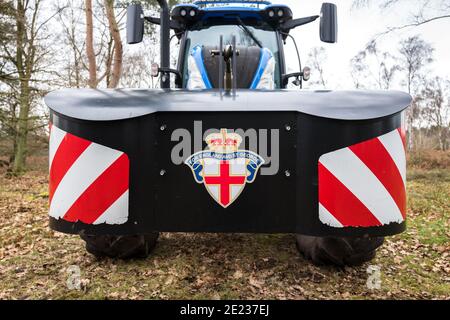 Neuer Holland Traktor mit englischen und Kriegszeiten Mottos auf dem vorderen Gegengewicht fixiert. Stockfoto