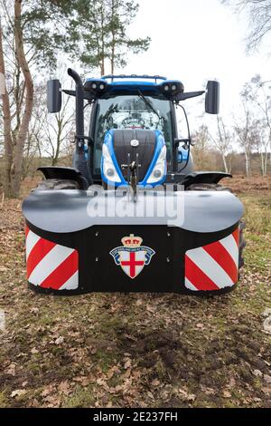 Neuer Holland Traktor mit englischen und Kriegszeiten Mottos auf dem vorderen Gegengewicht fixiert. Stockfoto