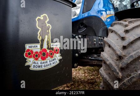 Neuer Holland Traktor mit englischen und Kriegszeiten Mottos auf dem vorderen Gegengewicht fixiert. Stockfoto