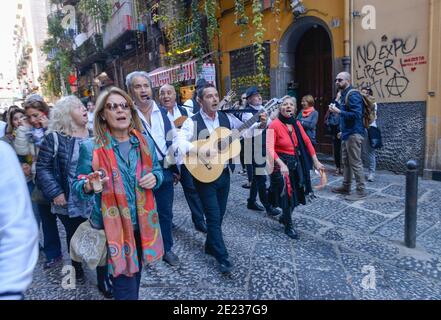 Trachtenumzug, Musikgruppe, Via dei Tribunali, Neapel, Italien Stockfoto