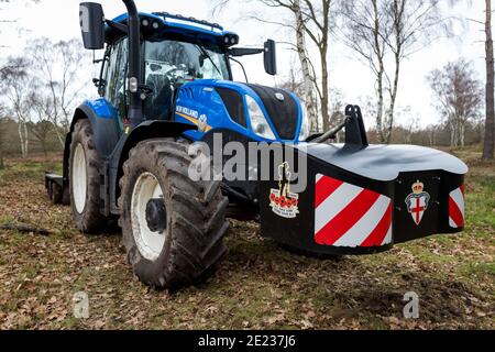 Neuer Holland Traktor mit englischen und Kriegszeiten Mottos auf dem vorderen Gegengewicht fixiert. Stockfoto