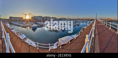 Panoramabild von Elizabeth Marina, St. Helier am frühen Morgen von der West Marina Wand mit dem Eingang und Elizabeth Castle auf der rechten Seite o Stockfoto