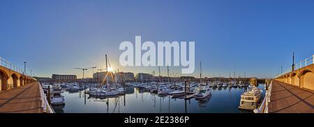 Panoramabild von Elizabeth Marina, St. Helier am frühen Morgen von der West Marina Wand mit dem Eingang zum Yachthafen auf der rechten Seite des i Stockfoto