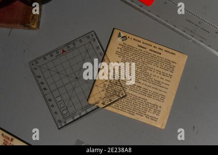 Ein 'Airnava'-Winkelmesser, ein Piloten-Navigationsmesser, der im Army Flying Museum, Stockbridge, Hampshire, Großbritannien ausgestellt ist. Stockfoto