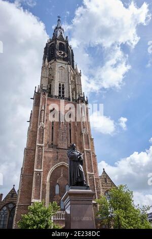 Statue von Hugo de Groot vor der Oude Kerk (Neue Kirche) in Delft. Stockfoto