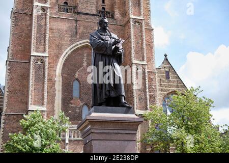 Statue von Hugo de Groot vor der Oude Kerk (Neue Kirche) in Delft. Stockfoto