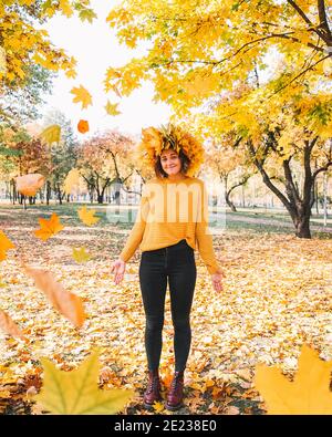 Ein Mädchen Porträt im Park Herbst Vibe Blätter fallen Orange und gelb kreative Foto Stockfoto