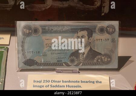 Eine irakische 250-Dinar-Banknote mit einem Bild von Saddam Hussein im Army Flying Museum, Stockbridge, Hampshire, Großbritannien. Stockfoto