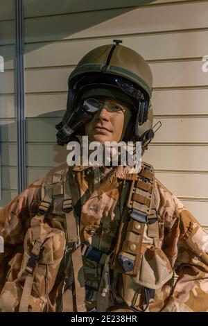 Apache Hubschrauber Piloten Helm auf der Ausstellung im Army Flying Museum, ein Military Aviation Museum in Stockbridge, Hampshire, Großbritannien. Stockfoto